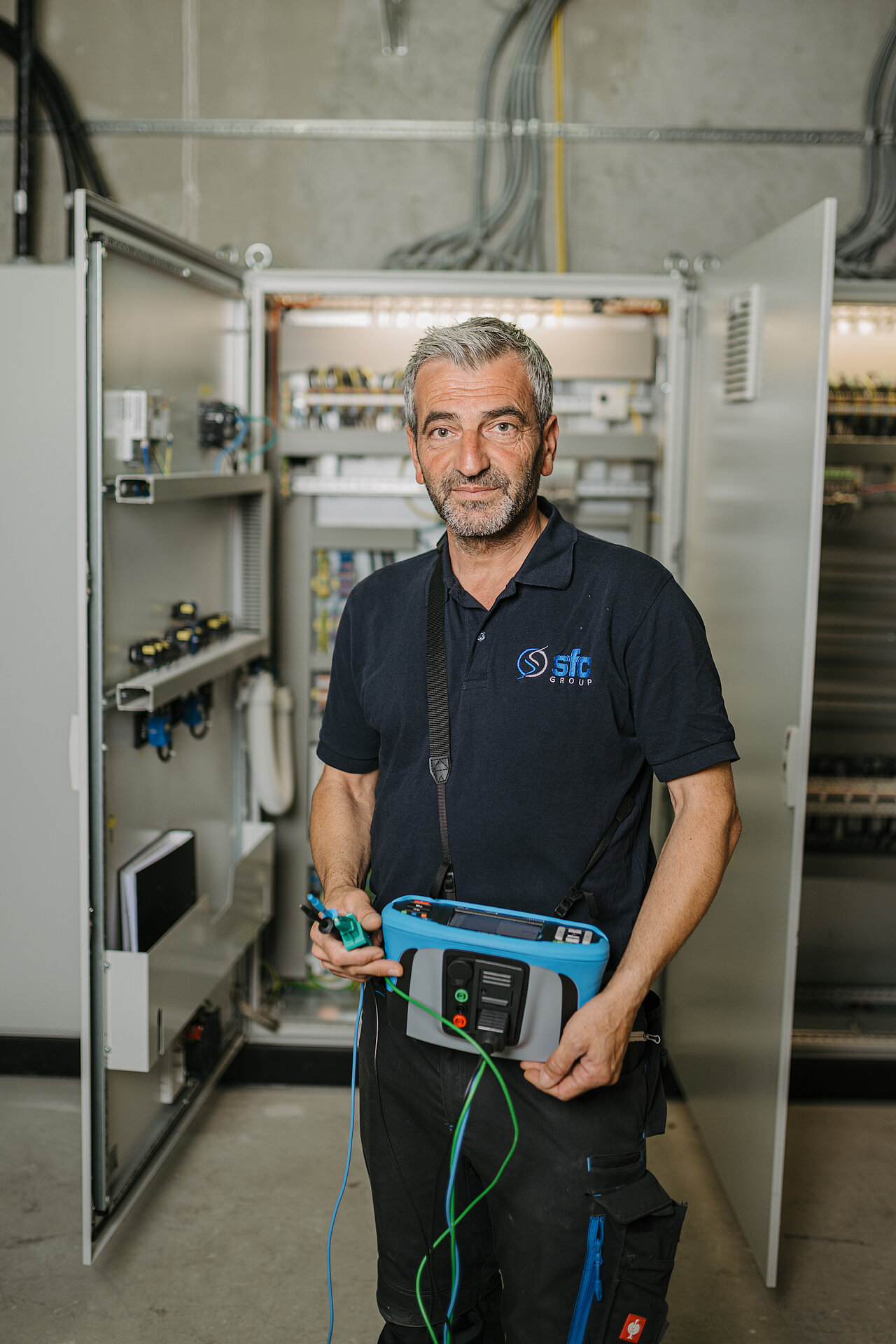 Messtechniker bei der Prüfung ortsfester Anlagen