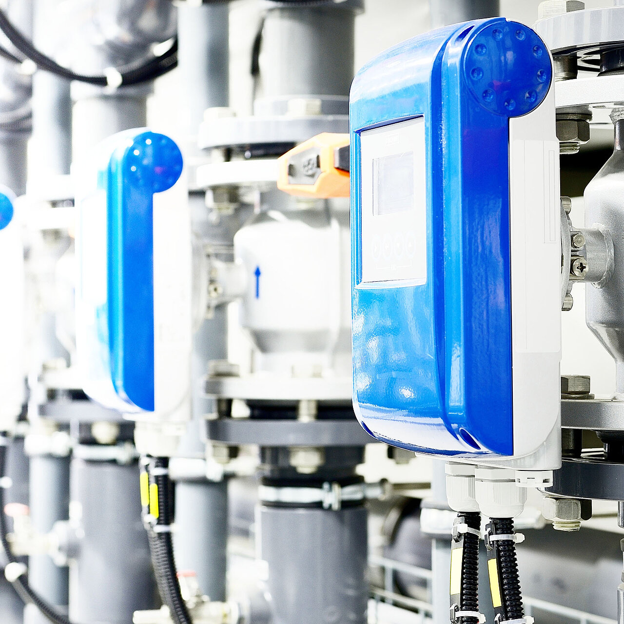 Moderne Heizungsanlage im Technikraum