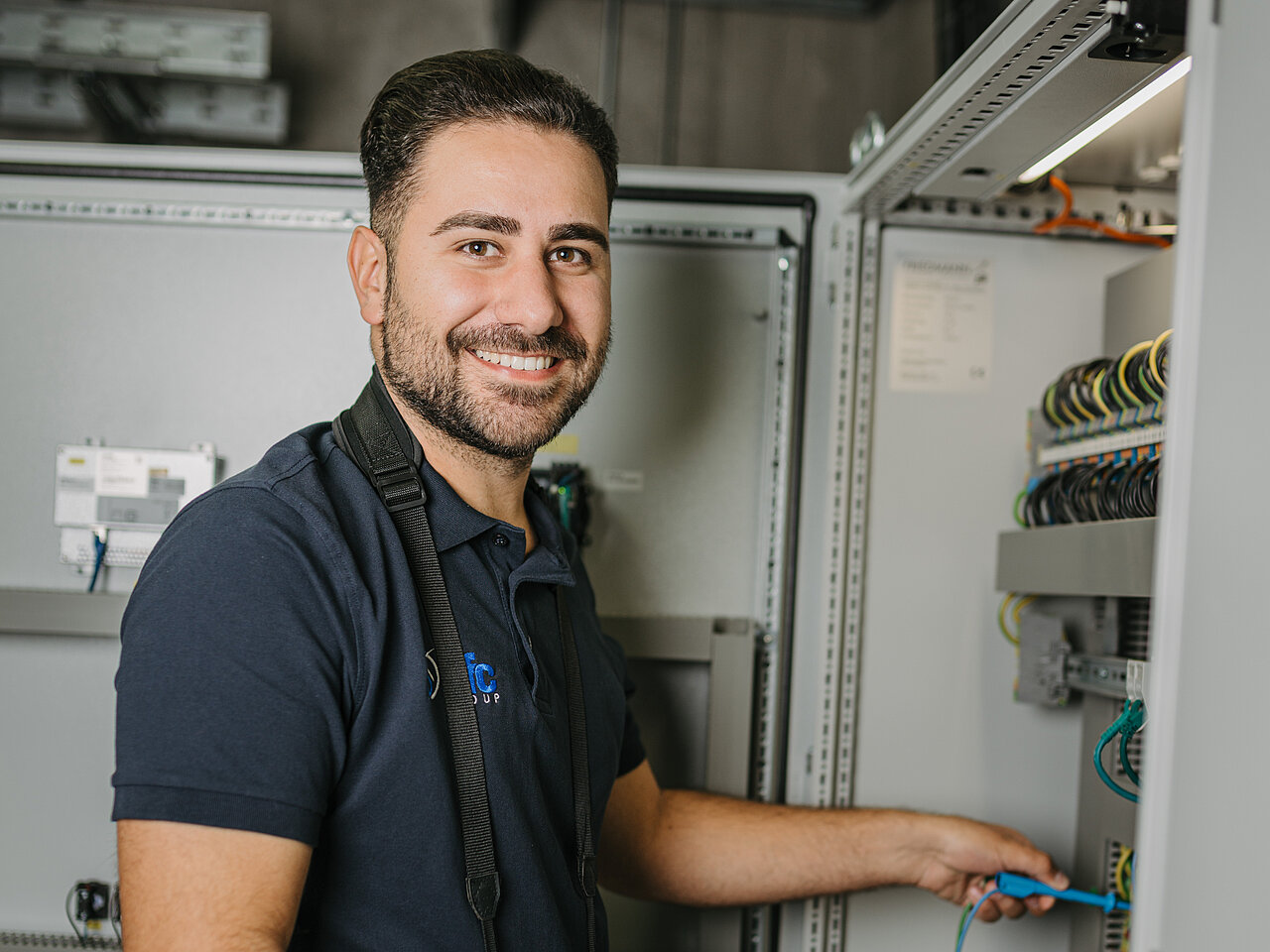SFC Elektrotechniker bei der Arbeit an einer Unterverteilung