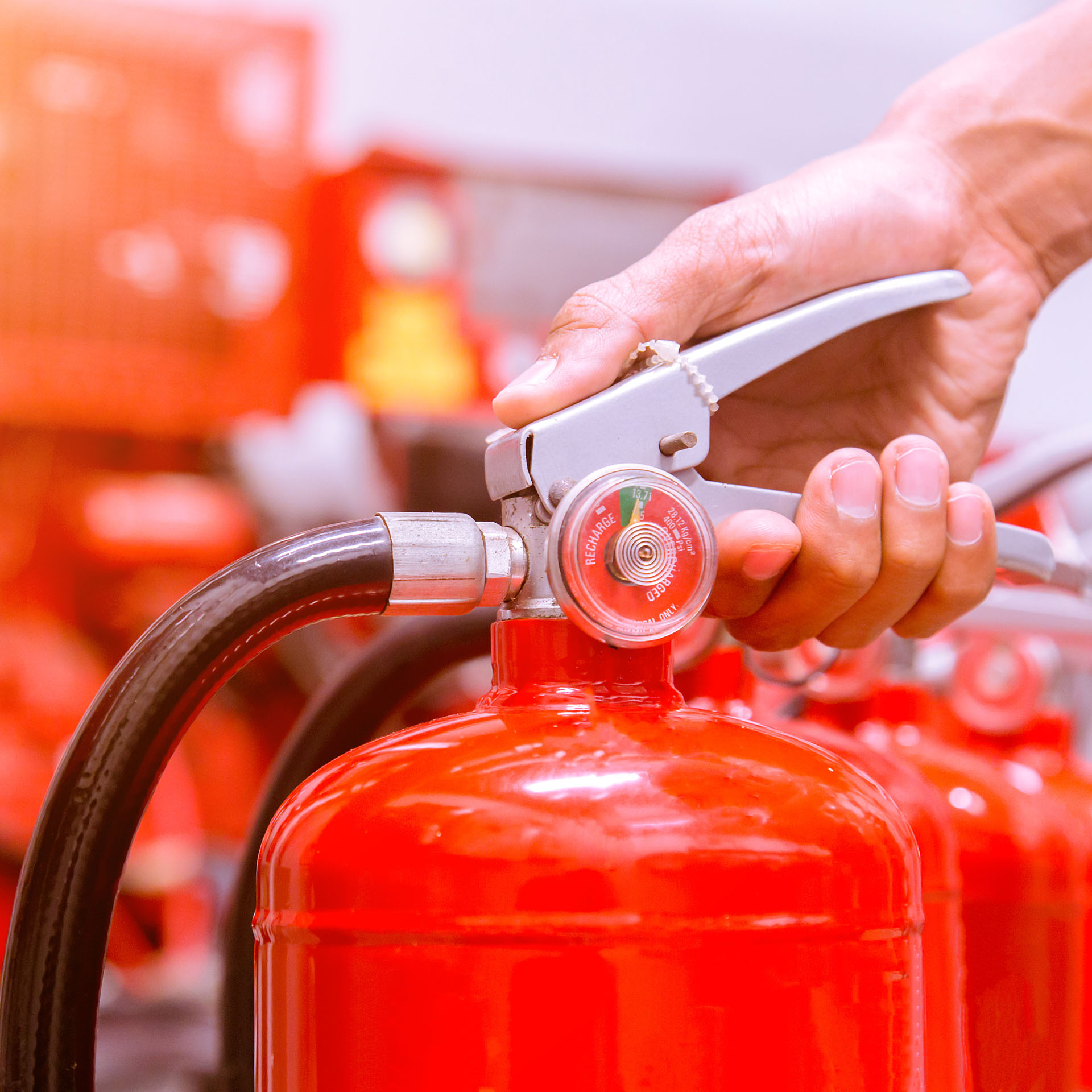 Feuerlöscher-Prüfung durch SFC Sachkundigen
